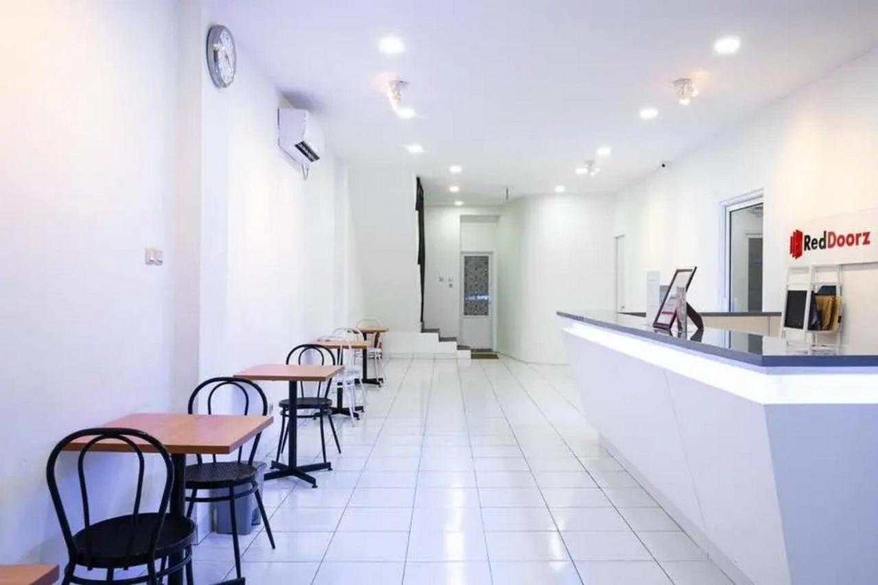 Reddoorz Hostel Near Taman Puring Джакарта Экстерьер фото