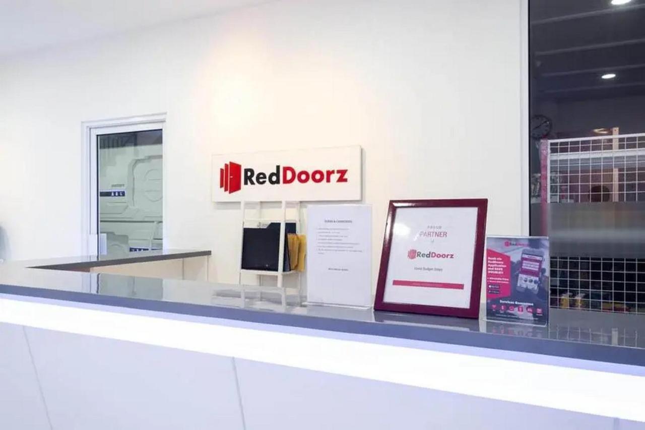 Reddoorz Hostel Near Taman Puring Джакарта Экстерьер фото