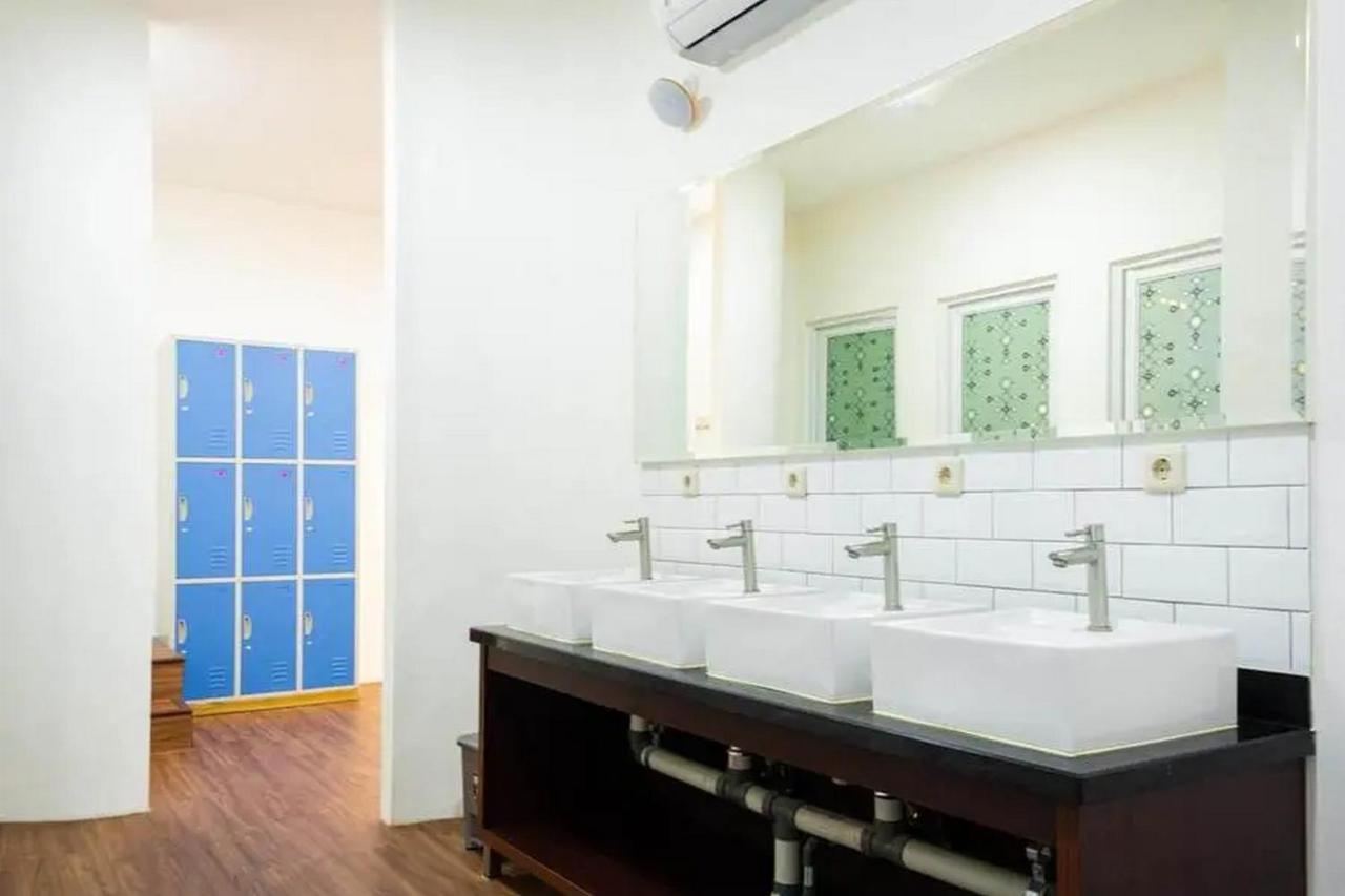 Reddoorz Hostel Near Taman Puring Джакарта Экстерьер фото