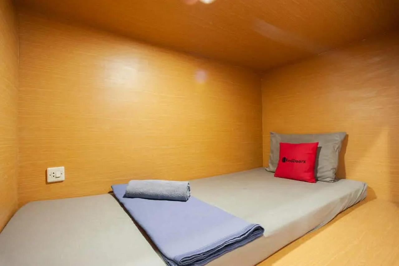 Reddoorz Hostel Near Taman Puring Джакарта Экстерьер фото