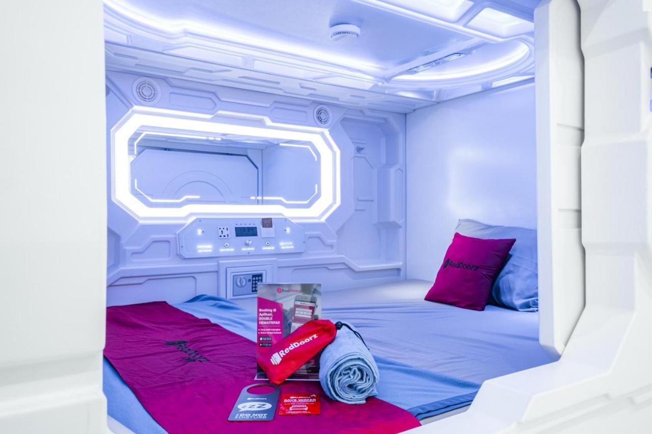 Reddoorz Hostel Near Taman Puring Джакарта Экстерьер фото